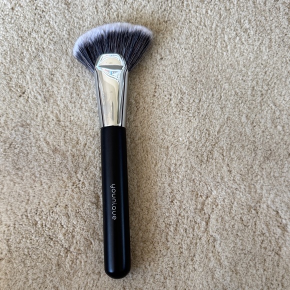 Younique Angled Fan Brush with Black Handle - Picture 2 of 2